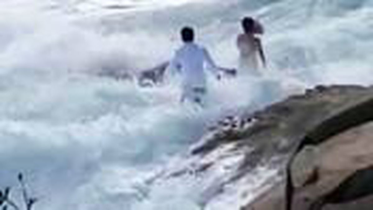 ABD'de düğün fotoğrafı çektiren çift dalgalara kapıldı