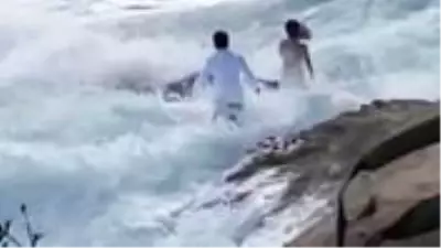 ABD'de düğün fotoğrafı çektiren çift dalgalara kapıldı ABD'de düğün fotoğrafı çektiren çift dalgalara kapıldı