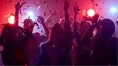 ABD'de gençler ölümle dans ediyor! Korona partisi düzenleyip virüsü ilk kapana para ödülü veriyorlar ABD'de gençler ölümle dans ediyor! Korona partisi düzenleyip virüsü ilk kapana para ödülü veriyorlar