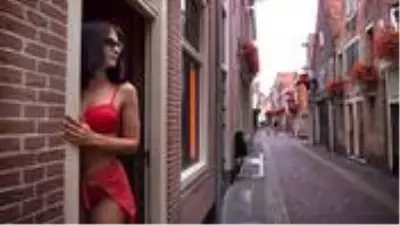 Amsterdam'ın ünlü sokağı koronavirüs tedbirleriyle açılıyor! Dikkat çeken öpüşme uyarısı Amsterdam'ın ünlü sokağı koronavirüs tedbirleriyle açılıyor! Dikkat çeken öpüşme uyarısı