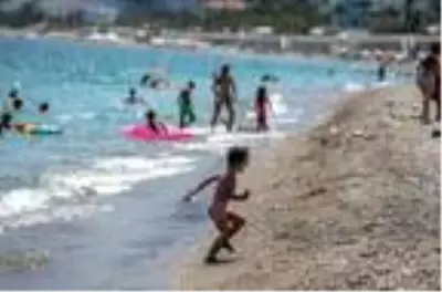 Antalya'da sıcaktan bunalanlar, sahile koştu
