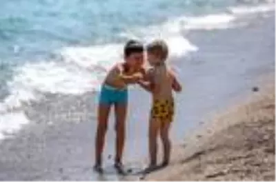 Antalya'da sıcaktan bunalanlar, sahile koştu