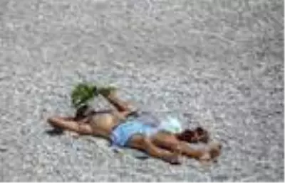 Antalya'da sıcaktan bunalanlar, sahile koştu