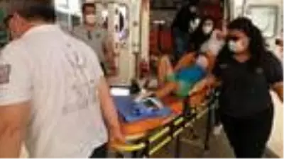 Ayağına vida batan çocuk, koltuk demiri kesilerek hastaneye götürüldü
