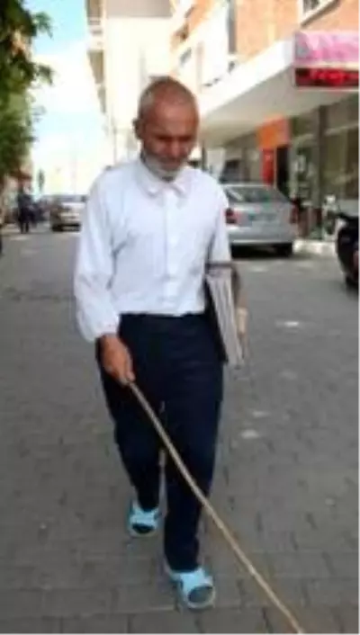 Bigadiç'te görme engelli vatandaş 31 yıldır gazete dağıtıyor