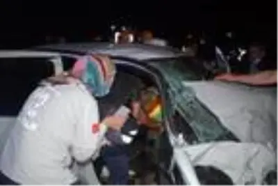 Bilecik'te iki otomobil kafa kafaya çarpıştı: 6 yaralı Bilecik'te iki otomobil kafa kafaya çarpıştı: 6 yaralı