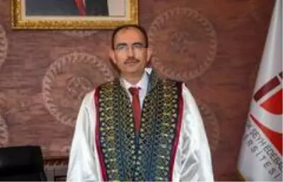 Bilgisayar laboratuvarları üniversite öğrencilerinin hizmetinde
