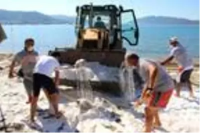 Bodrum'da plajlara serilen beyaz kumun kuvars kumu olduğu ortaya çıktı Bodrum'da plajlara serilen beyaz kumun kuvars kumu olduğu ortaya çıktı