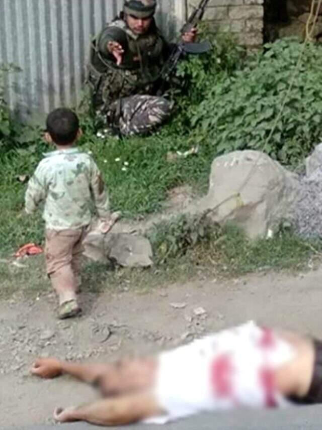 Bu kare uluslararası kamuoyunda infial yarattı! 3 yaşındaki çocuk öldürülen dedesinin göğsüne oturdu Bu kare uluslararası kamuoyunda infial yarattı! 3 yaşındaki çocuk öldürülen dedesinin göğsüne oturdu