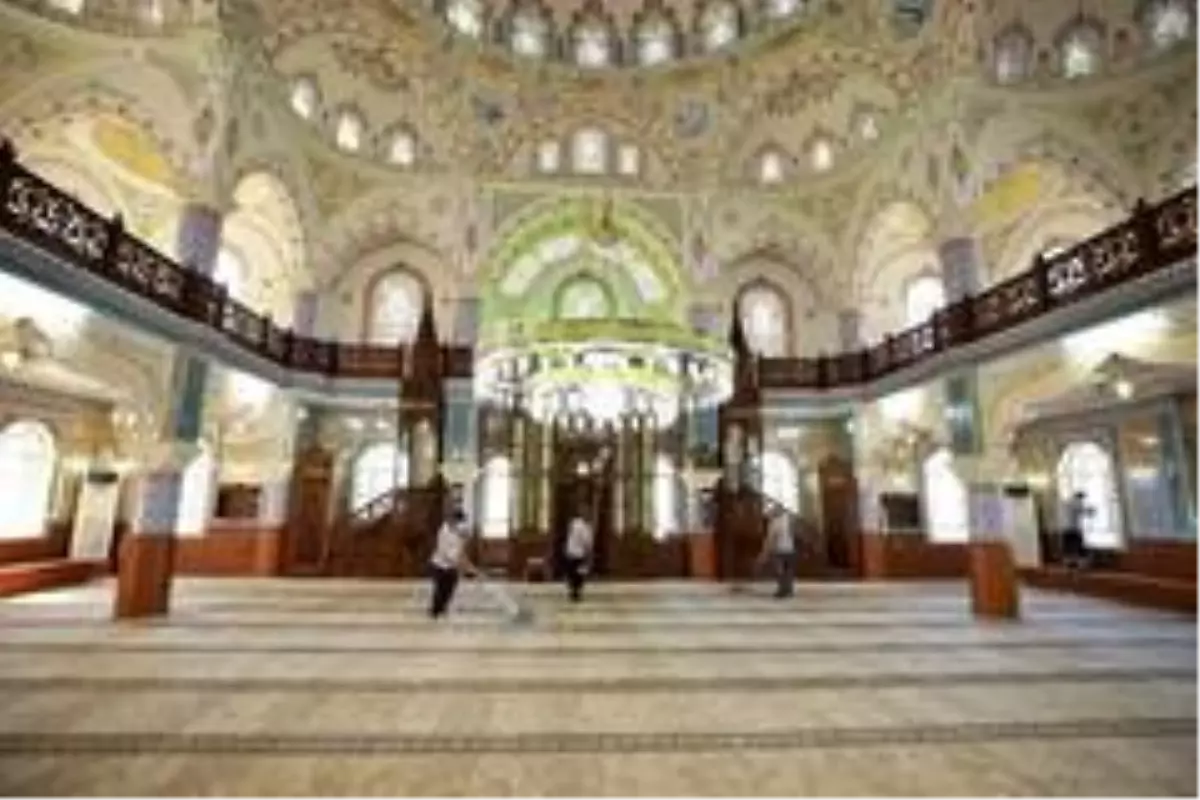 Camiler periyodik olarak dezenfekte ediliyor