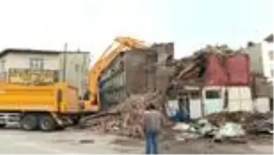 Çöken 5 katlı binanın çevresindeki 10 bina için yıkım kararı alındı