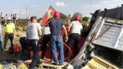 Diyarbakır'da lastiği patlayan tır dehşeti: 1 ölü, 1 yaralı