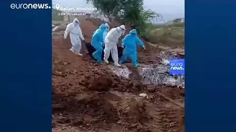 Dünyada Covid-19: Hindistan’da cesetlerin çukurlara atıldığını gösteren video tepki çekti