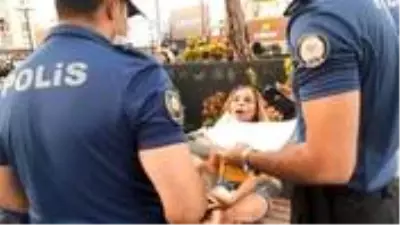 Esenyurt'ta uyarılara rağmen maske takmayı reddeden kadın, polislere zor anlar yaşattı; 900 TL ceza yedi Esenyurt'ta uyarılara rağmen maske takmayı reddeden kadın, polislere zor anlar yaşattı; 900 TL ceza yedi