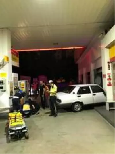 Alkollü ve ehliyetsiz sürücü benzin istasyonuna daldı Alkollü ve ehliyetsiz sürücü benzin istasyonuna daldı