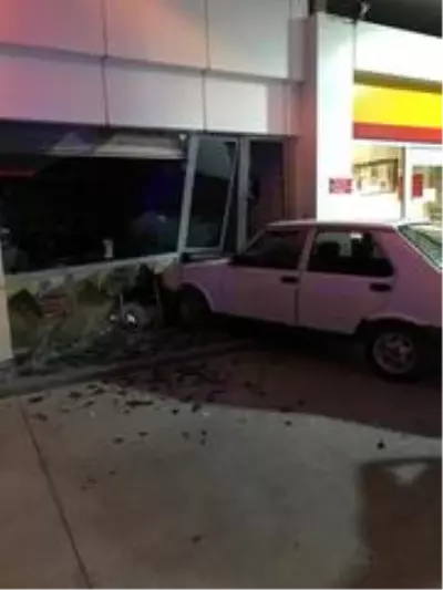 Alkollü ve ehliyetsiz sürücü benzin istasyonuna daldı Alkollü ve ehliyetsiz sürücü benzin istasyonuna daldı