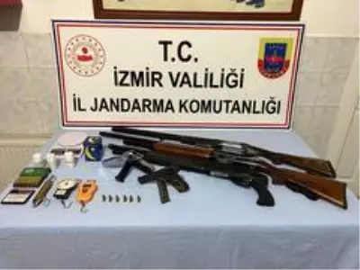 İzmir'de Hint keneviri ve silah ele geçirildi