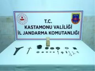 Jandarma ekiplerince durdurulan araçtan tarihi eserler çıktı