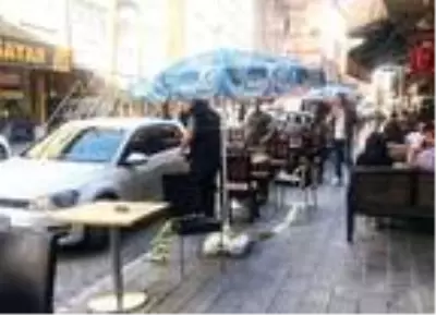 Kafede otururken sırtına 'yorgun mermi' isabet etti