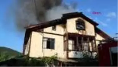 KARABÜK 2 katlı ahşap ev çıkan yangında kullanılmaz hale geldi