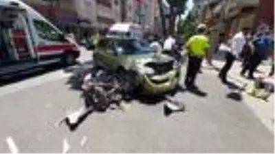 Son dakika haberi! Kavşakta otomobille motosiklet çarpıştı: 3 yaralı