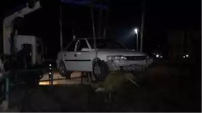 Kontrolden çıkan otomobil dereye düştü Kontrolden çıkan otomobil dereye düştü