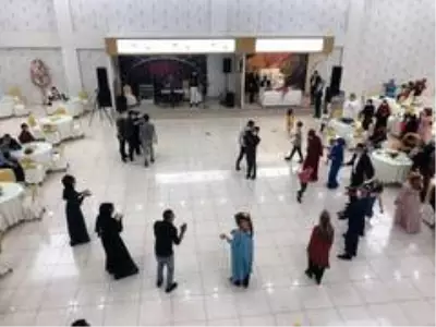 Korona virüs gölgesinde ilk düğün mesafeli halaylarla yapıldı