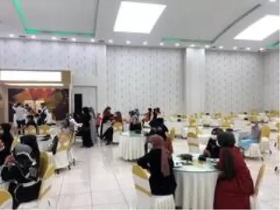 Korona virüs gölgesinde ilk düğün mesafeli halaylarla yapıldı Korona virüs gölgesinde ilk düğün mesafeli halaylarla yapıldı