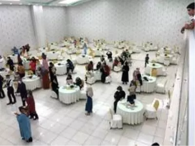 Korona virüs gölgesinde ilk düğün mesafeli halaylarla yapıldı Korona virüs gölgesinde ilk düğün mesafeli halaylarla yapıldı