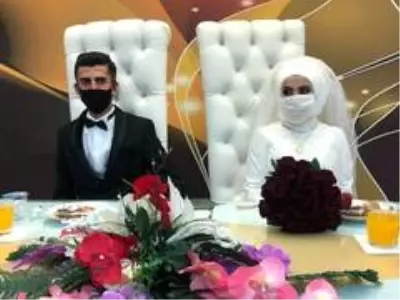 Korona virüs gölgesinde ilk düğün mesafeli halaylarla yapıldı Korona virüs gölgesinde ilk düğün mesafeli halaylarla yapıldı