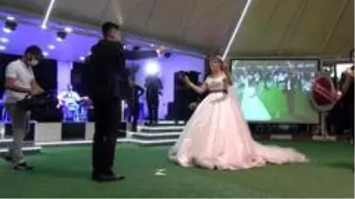 Korona virüs gölgesinde ilk düğün yapıldı, sadece gelin ve damat oynadı