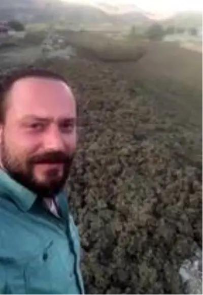 Köylüler, deredeki taşkın sırasında tehlikeyi hiçe sayıp 'selfie' çekti