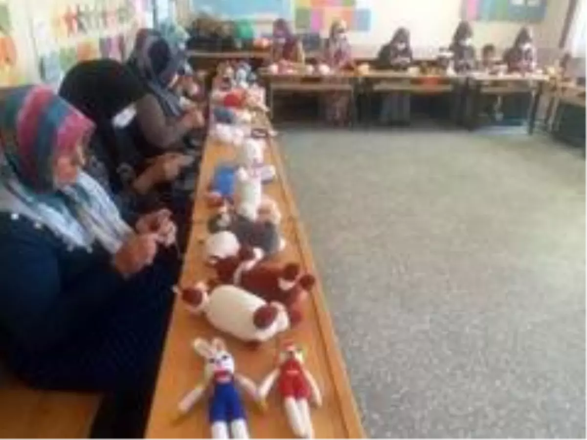 Kursiyerlerden ana sınıfı öğrencilerine örgü oyuncak