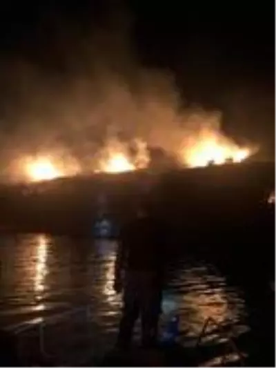 Maden Adası'nda çıkan yangını, balıkçı teknesiyle bölgeye giden itfaiyeciler söndürdü Maden Adası'nda çıkan yangını, balıkçı teknesiyle bölgeye giden itfaiyeciler söndürdü