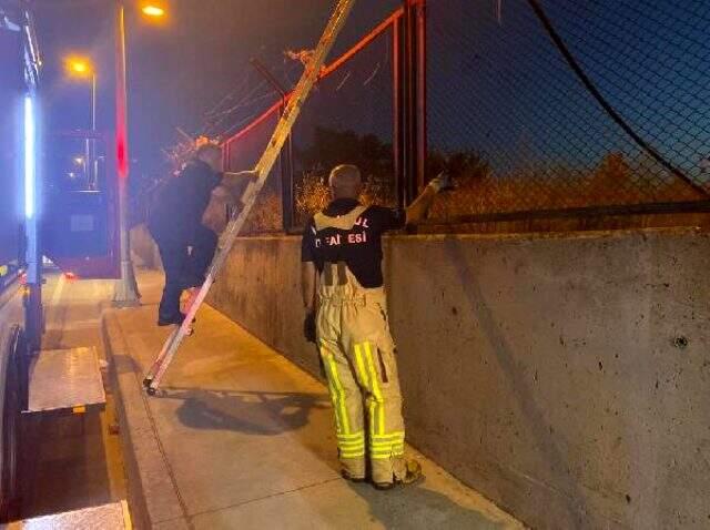 Maltepe'de asker konvoyunda atılan havai fişek kışlada yangın çıkardı Maltepe'de asker konvoyunda atılan havai fişek kışlada yangın çıkardı