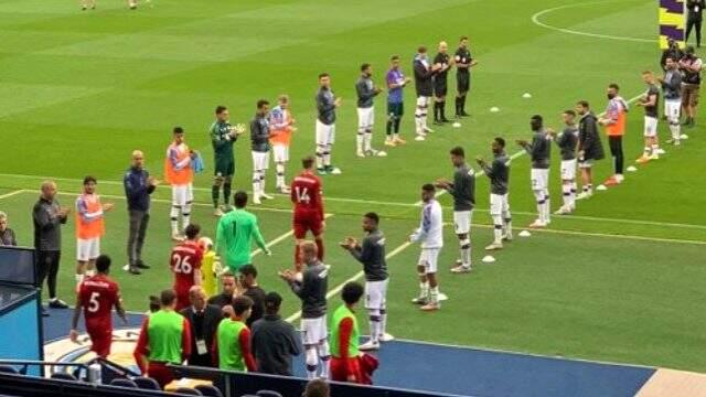 Manchester City'li futbolcular şampiyon olan Liverpool'u alkışladı Manchester City'li futbolcular şampiyon olan Liverpool'u alkışladı