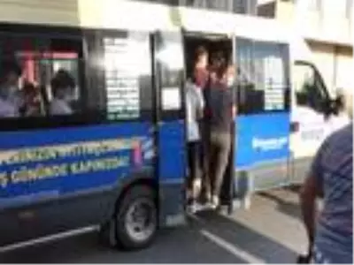 Minibüslerde maskeli izdiham: Kapılardan sarkanlar, fazla yolcudan yan yatan araçlar Minibüslerde maskeli izdiham: Kapılardan sarkanlar, fazla yolcudan yan yatan araçlar