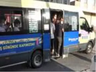 Minibüslerde maskeli izdiham: Kapılardan sarkanlar, fazla yolcudan yan yatan araçlar Minibüslerde maskeli izdiham: Kapılardan sarkanlar, fazla yolcudan yan yatan araçlar