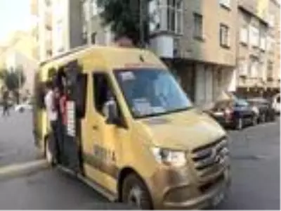 Minibüslerde maskeli izdiham: Kapılardan sarkanlar, fazla yolcudan yan yatan araçlar Minibüslerde maskeli izdiham: Kapılardan sarkanlar, fazla yolcudan yan yatan araçlar