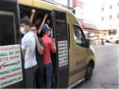 Minibüslerde maskeli izdiham: Kapılardan sarkanlar, fazla yolcudan yan yatan araçlar Minibüslerde maskeli izdiham: Kapılardan sarkanlar, fazla yolcudan yan yatan araçlar