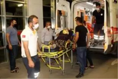 Otomobil şarampole yuvarlandı: 3 yaralı Otomobil şarampole yuvarlandı: 3 yaralı