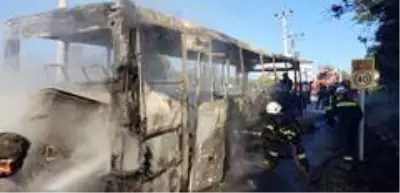 Park halindeki otobüs alev alev yandı