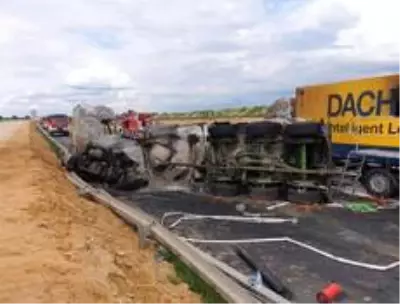 Polonya'da yolcu otobüsü ile 2 tır çarpıştı: 32 yaralı Polonya'da yolcu otobüsü ile 2 tır çarpıştı: 32 yaralı