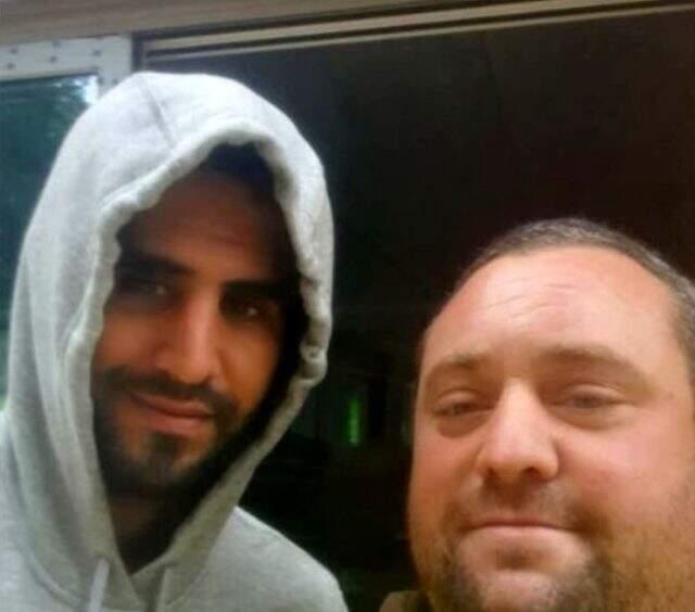 Riyad Mahrez'le fotoğraf çektiren İngiliz taraftar işinden kovuldu Riyad Mahrez'le fotoğraf çektiren İngiliz taraftar işinden kovuldu