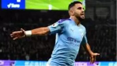 Riyad Mahrez'le fotoğraf çektiren İngiliz taraftar işinden kovuldu Riyad Mahrez'le fotoğraf çektiren İngiliz taraftar işinden kovuldu
