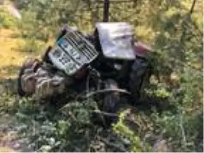Samsun'da traktör devrildi; ehliyetsiz sürücü öldü, 1 kişi yaralı Samsun'da traktör devrildi; ehliyetsiz sürücü öldü, 1 kişi yaralı