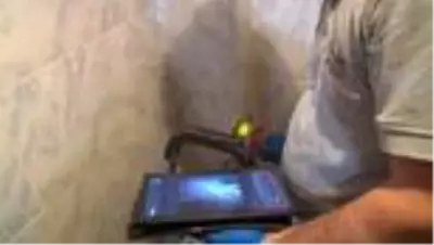 Su borusuna sıkışan yavru kedi kurtarıldı