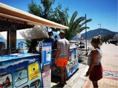 Tatilcilerin gündüz eğlencesi su sporları pandemiye uygun hizmet vermeye başladı