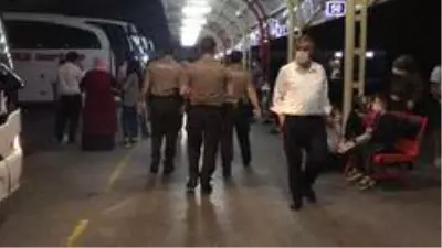 Terminalde güvenlik güçleri devreye girdi, askerler sosyal mesafeyle uğurlandı Terminalde güvenlik güçleri devreye girdi, askerler sosyal mesafeyle uğurlandı