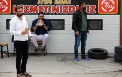 Yemek yiyerek binanın yıkılmasını izlediler